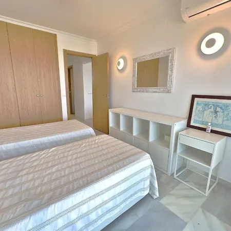 Diana 206. Completely Renovated On The Beachfront. * 马尔韦利亚