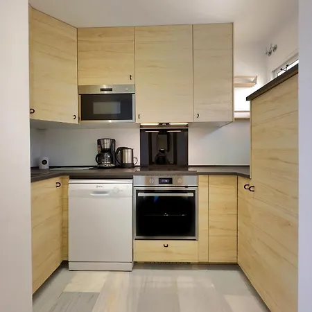 Diana 206. Completely Renovated On The Beachfront. 马尔韦利亚