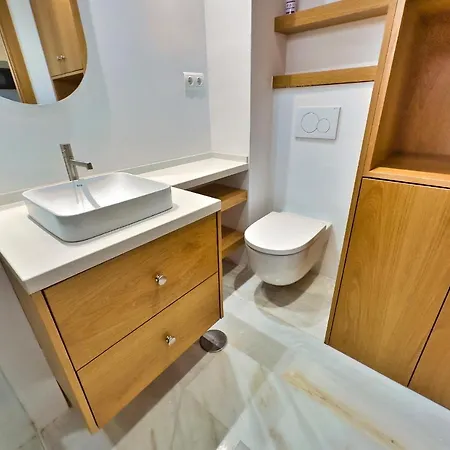 Apartment Diana 206. Completely Renovated On The Beachfront. *